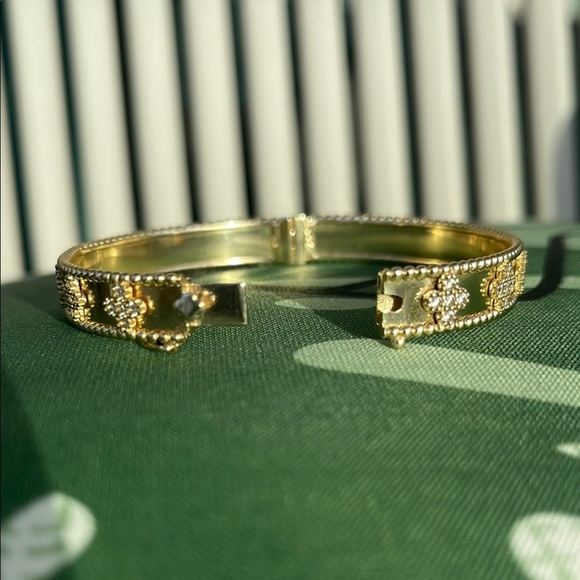 Elegant Gold-Tone Bracelet - Picture 5 of 17